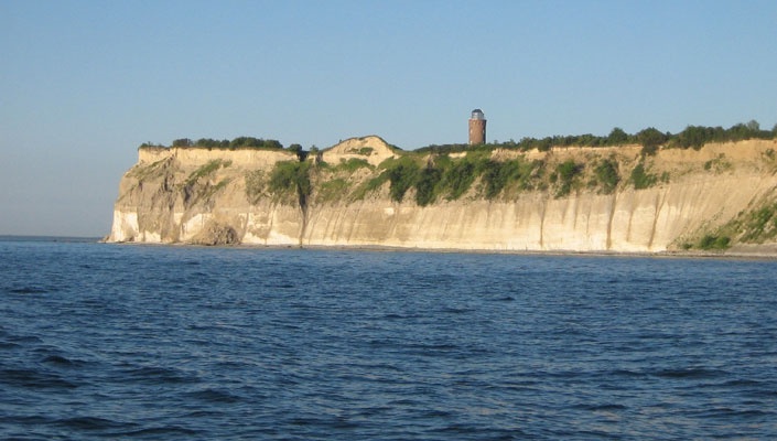 Kap Arkona von der Ostsee aus gesehen (Quelle: Wikipedia / Foto: Botaurus Stellaris)